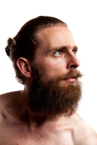 Холодный хипстер с длинной бородой изолирован на белом фоне — стоковое фото