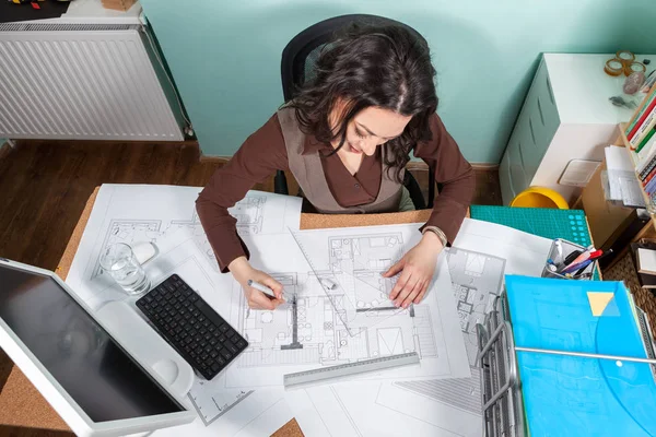 Arquitecto en su oficina en proceso de trabajo — Foto de Stock