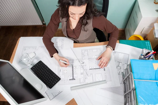 Frau am Tisch arbeitet an Entwürfen — Stockfoto