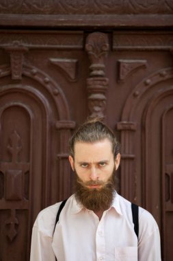 Kameraya bakarak uzun sakallı hippi