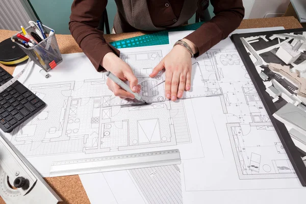 Primer plano de las manos del arquitecto trabajando en planos —  Fotos de Stock