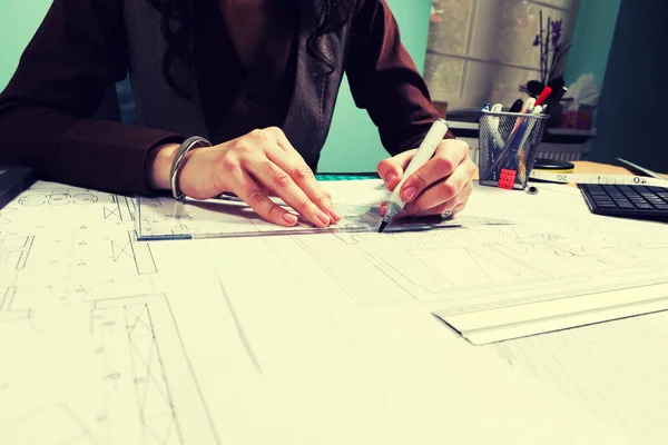 Händerna på arkitekt kvinna som arbetar på ritningar — Stockfoto