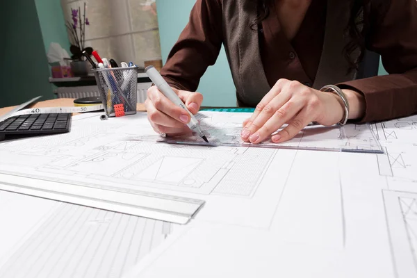 Händerna på arkitekt kvinna som arbetar på ritningar — Stockfoto