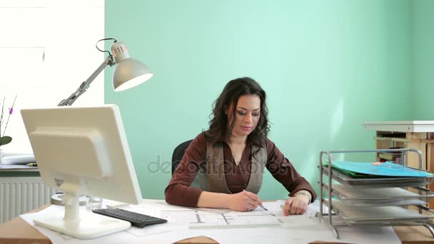 Belle architecte femme travaillant sur un nouveau projet à son bureau — Video