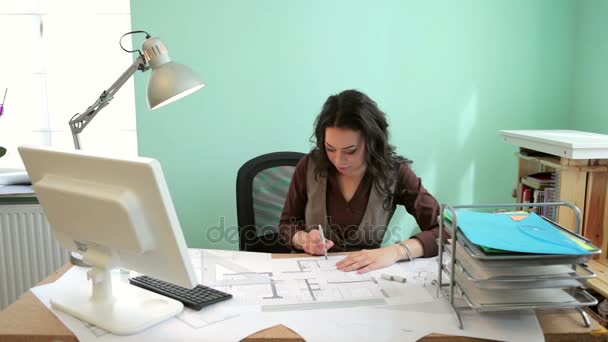 Архітектор жінка працює за своїм столом — стокове відео