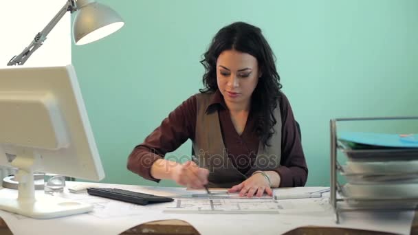 Архітектор жінка працює за своїм столом — стокове відео