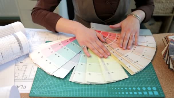 Sopra vista dall'alto della donna architetto che sceglie i colori dal pallet di colore — Video Stock