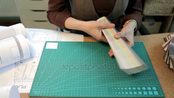 Architect vrouw voorstellende kleuren van kleur pallet — Stockvideo
