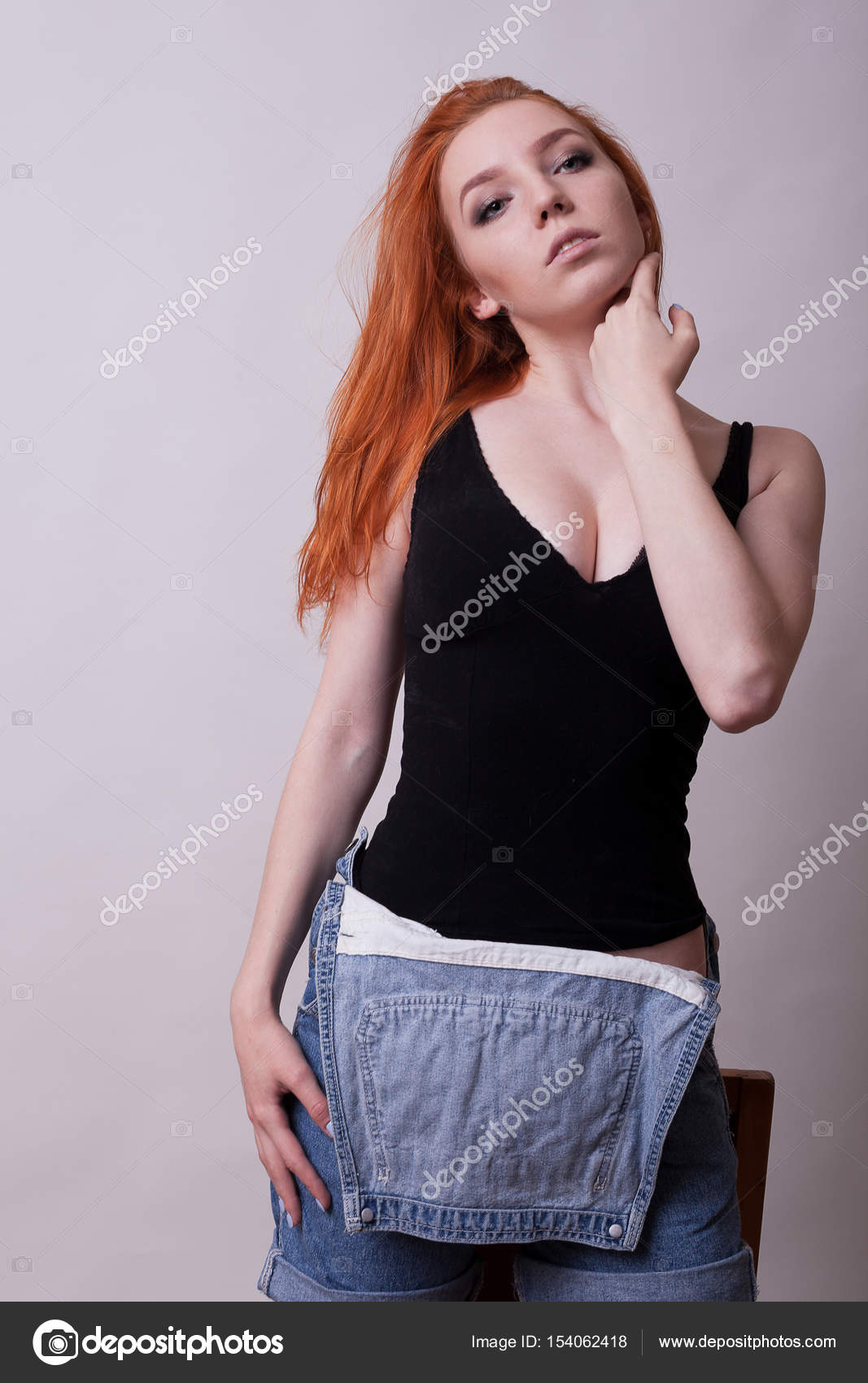 Retrato de sexy pelirroja caliente en la foto del estudio Retrato de sexy pelirroja caliente en la foto del estudio