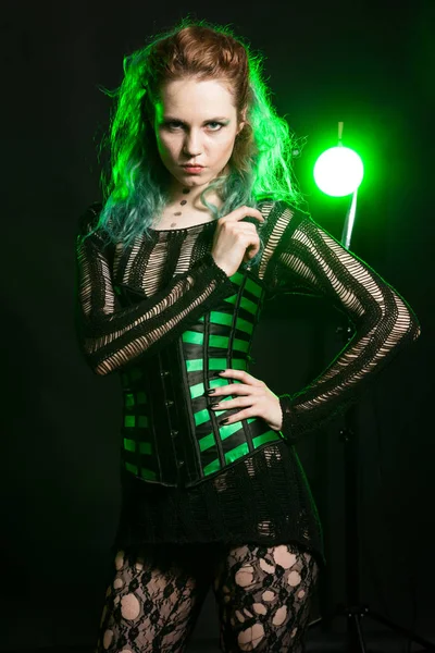 Sensuelle femme en cosplay corset posant en studio — Photo