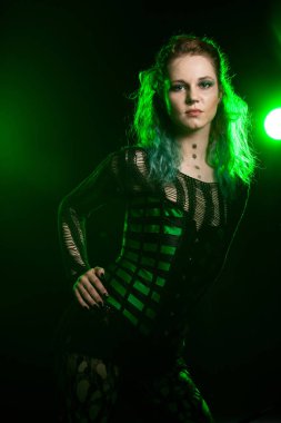Cosplay model korse studio fotoğraf içinde poz