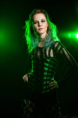 Cosplay model korse studio fotoğraf içinde poz
