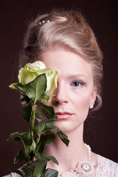 Nő viktoriánus ruha, amely a szeme egy Rózsa — Stock Fotó
