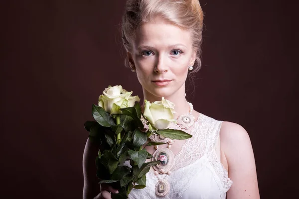 Gyönyörű szőke nő viktoriánus ruha rózsákkal a kezében — Stock Fotó