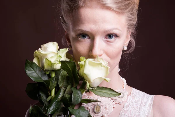 Szőke nő viktoriánus ruha rózsákkal a kezében — Stock Fotó