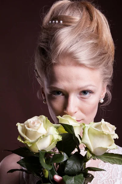 Mujer en vestido victoriano con rosas en las manos — Foto de Stock