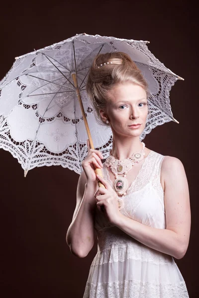 レース傘を保持しているヴィンテージのドレスで美しい女性 — ストック写真