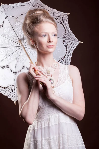 Donna in abito vintage con in mano un ombrello di pizzo — Foto Stock