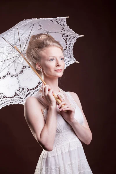 Femme romantique en robe vintage tenant un parapluie en dentelle — Photo