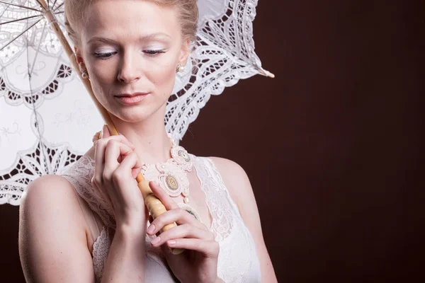 Hermosa mujer en vestido vintage sosteniendo un paraguas de encaje — Foto de Stock