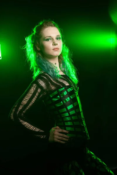 Cosplay modèle posant dans le corset en studio photo — Photo