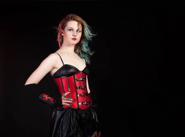 Sexy femme sensuelle en corset de cuir rouge fétiche — Photo