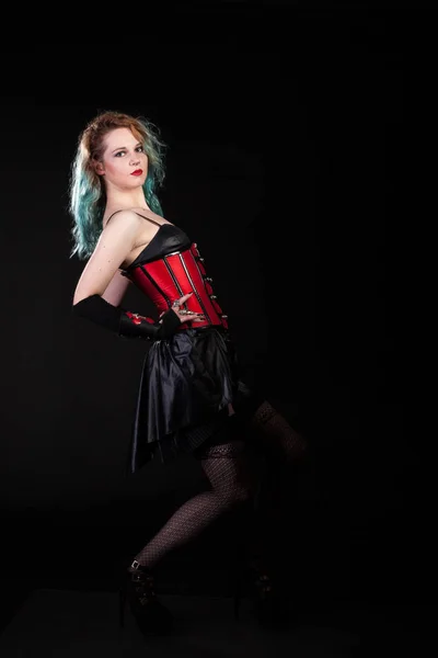 Donna sensuale in corsetto fetish di pelle rossa — Foto Stock