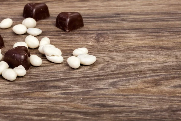 Gesunde Bonbons aus getrockneten Früchten in Schokolade — Stockfoto