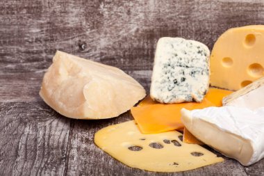 Farklı türde bir ahşap zemin üzerine peynir karışımı