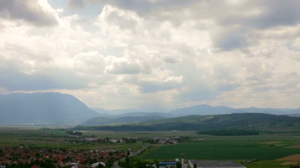 Panorama van een stad in de bergen — Stockvideo