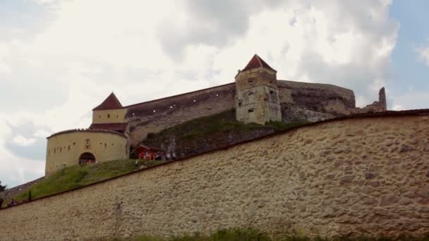 Panoramisch pannen omhoog op Rasnov Castle, een van Roemeniës meest bezochte kastelen — Stockvideo