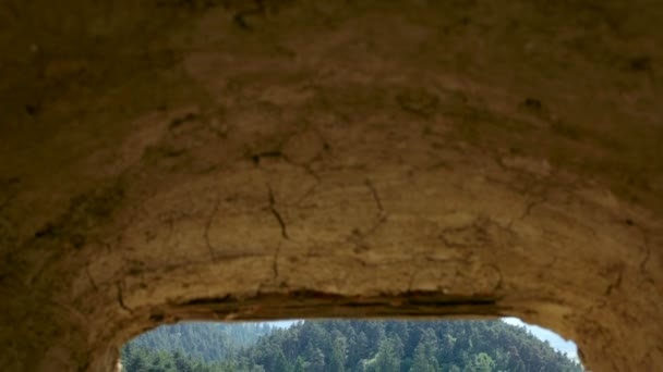 Panorera ner rakt igenom ett fönster på bergslandskap — Stockvideo