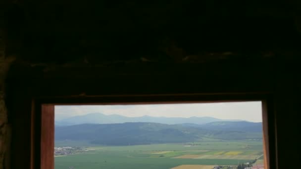 Panorámica a través de una ventana sobre la ciudad de montaña — Vídeo de stock