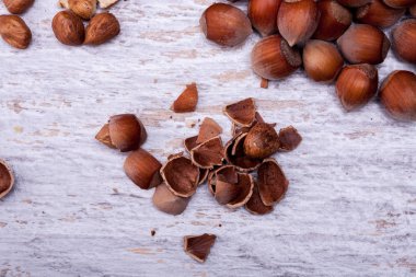 Beyaz ahşap zemin üzerinde fındık