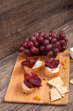 Karışık meze üzüm, kraker ve jambon