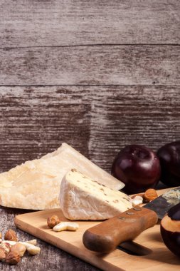 Farklı tür peynir, fındık ve Erik gelen sağlıklı snaks