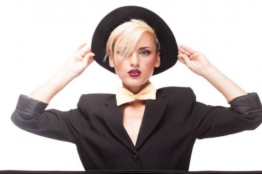 Sarışın model studio fotoğraf içinde bir şapka