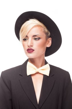 Sarışın model studio fotoğraf içinde bir şapka