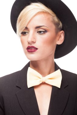 Sarışın model studio fotoğraf içinde bir şapka