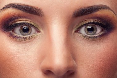 Yapmak kadar giyen kadın yüzü yukarı kapatın