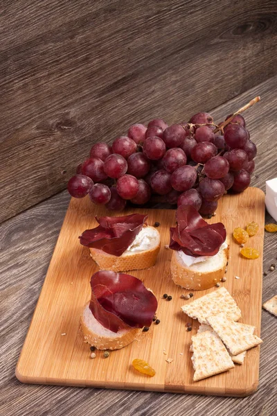 Karışık meze üzüm, kraker ve jambon