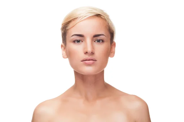 Женщина с естественным светом макияжа на белом фоне — стоковое фото