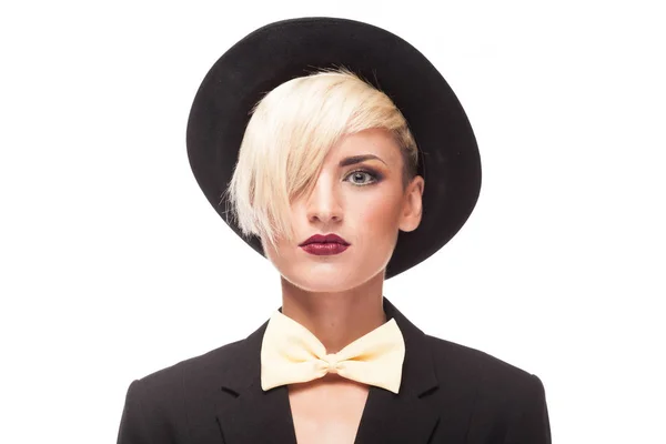 Portrait de femme blonde portant un chapeau — Photo