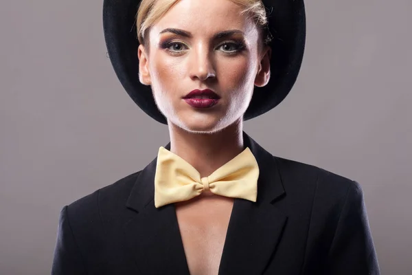 Портрет женщины в костюме и шляпе — стоковое фото