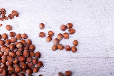 Beyaz ahşap zemin üzerinde üzerinde fındık Üstten Görünüm