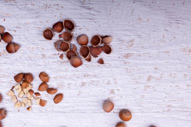 Beyaz ahşap zemin üzerinde üzerinde fındık Üstten Görünüm