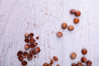 Beyaz ahşap zemin üzerinde üzerinde fındık Üstten Görünüm