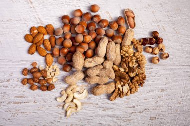 Farklı türde bir ahşap zemin üzerine fındık karışımı