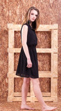 Kadın tam vücut moda tarzı ahşap duvar üzerinde poz