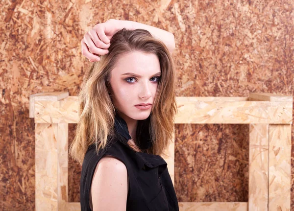 Retrato de mujer hermosa posando estilo de moda en pared de madera —  Fotos de Stock